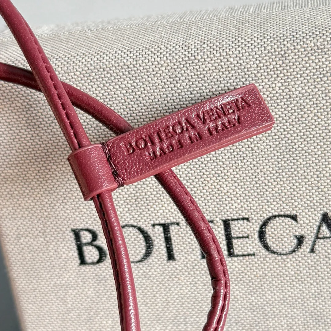 Batch 420 Let’s see what new cute little thing BV has released~ It’s this letter pendant, which is different from the puppy pendant. The weaving of this letter is more three-dimensional, and the material is very solid, and it is not easy to deform even if it is folded. Style number: O